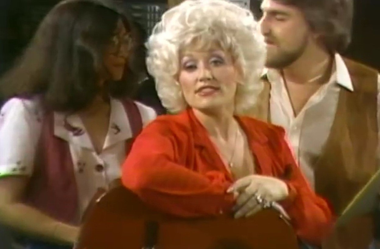 Screenshot of Dolly Parton in her video for the song 9 to 5.